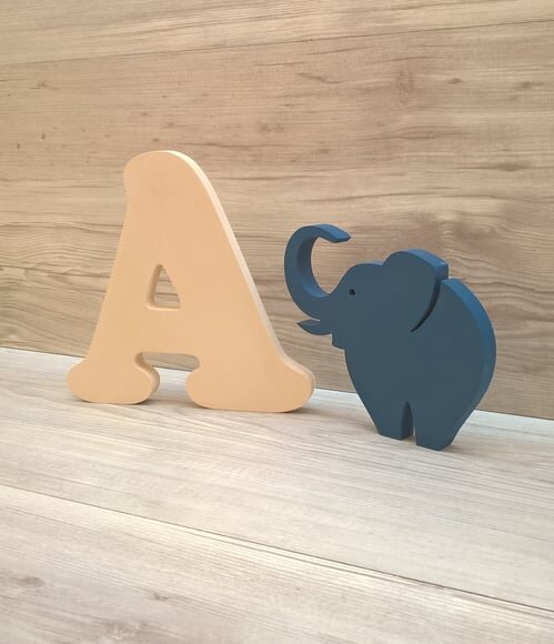 Letra em MDF - modelo CB - 18 cm + Elefante 13 cm