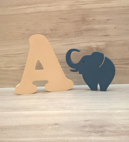 Letra em MDF - modelo CB - 18 cm + Elefante 13 cm