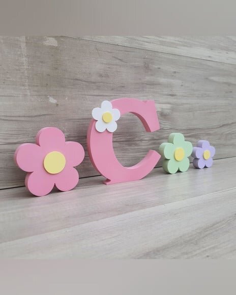 Letra Inicial de Mesa Aplique Flor - 15 cm + Trio de Flores