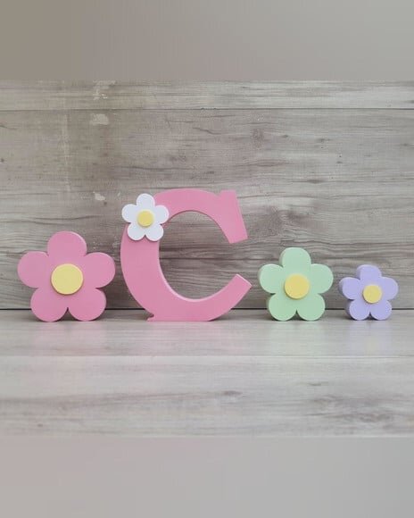 Letra Inicial de Mesa Aplique Flor - 15 cm + Trio de Flores