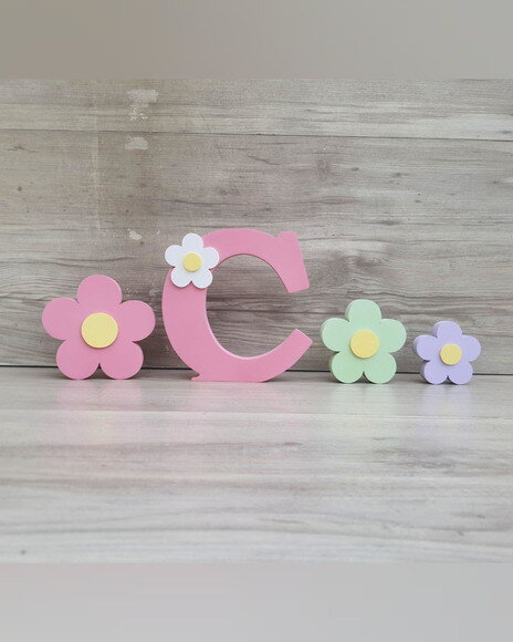 Letra Inicial de Mesa Aplique Flor - 15 cm + Trio de Flores