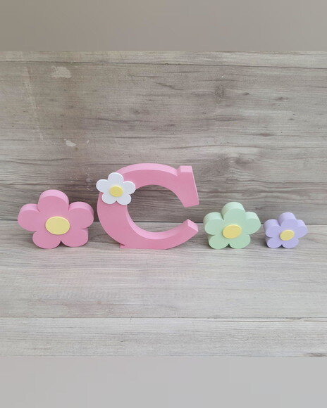Letra Inicial de Mesa Aplique Flor - 15 cm + Trio de Flores
