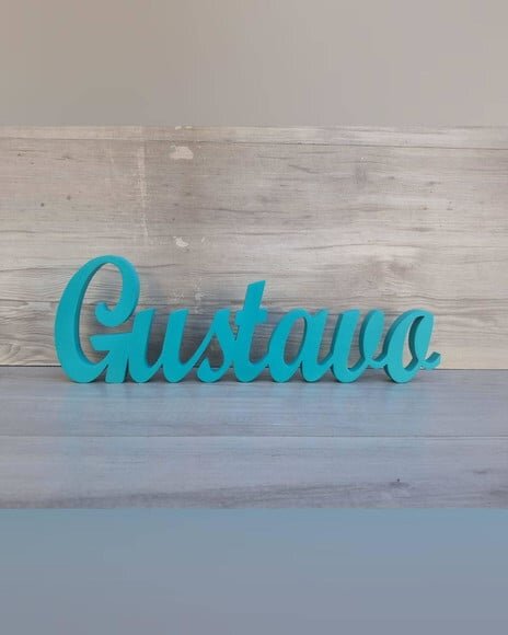 Nome de Mesa em mdf - Linha Cursiva Script - Gustavo 13 cm