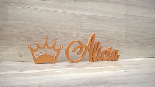 Nome De Mesa Em Mdf - Linha Ls - Alícia 13 Cm + Coroa 10 Cm