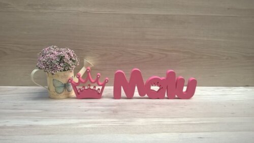 Nome de mesa em MDF Mod PK Coroa + Coroa - Malu 10 cm