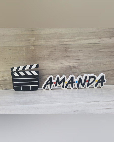 Nome de Mesa Tema Friends - Amanda - 8 cm + Claquete 15 cm