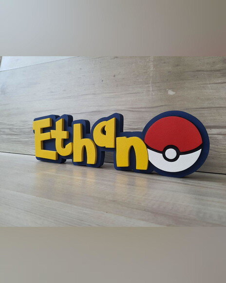 Nome em mdf - Peça de Mesa Tema Pokemon - Ethan - 10 cm