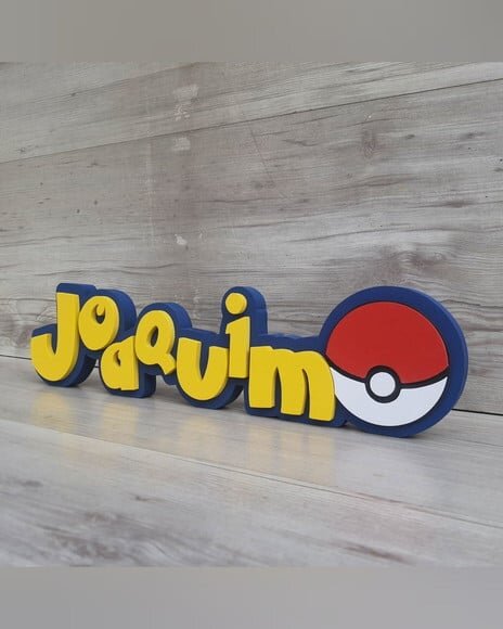 Nome em mdf - Peça de Mesa Tema Pokemon - Joaquim - 10 cm