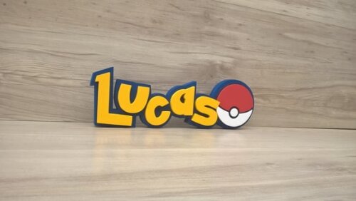 Nome em mdf - Peça de Mesa Tema Pokemon - Lucas 10 cm