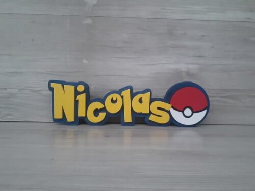 Nome Em Mdf - Peça De Mesa Tema Pokemon - Nicolas - 10 Cm