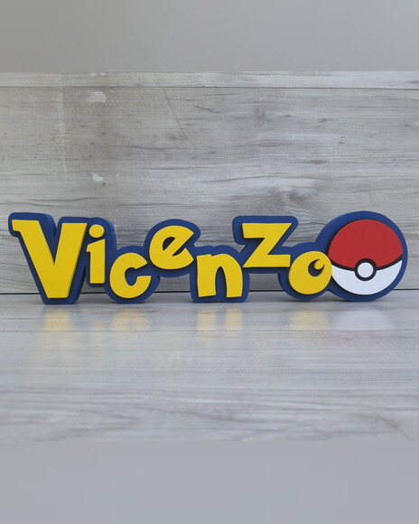 Nome em mdf - Peça de Mesa Tema Pokemon - Vicenzo - 10 cm