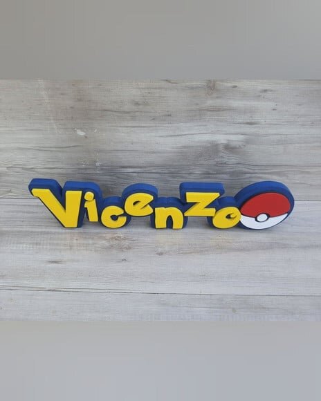 Nome em mdf - Peça de Mesa Tema Pokemon - Vicenzo - 10 cm