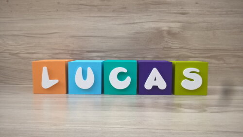Nomes em Cubos - Mod. Infantil - 8 x 8 x 8 cm - 5 Letras