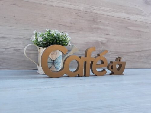 Palavra decorativa Café + escultura xícara