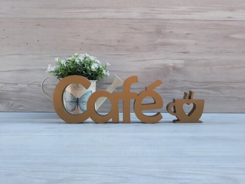 Palavra decorativa Café + escultura xícara