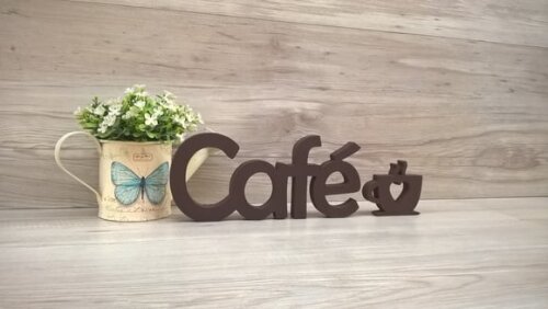 Palavra decorativa Café + escultura xícara