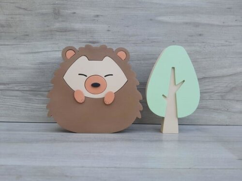 Porco Espinho + Árvore de Mesa em mdf - 15 cm