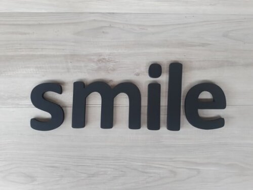 Smile - Palavra Decorativa de Parede em mdf