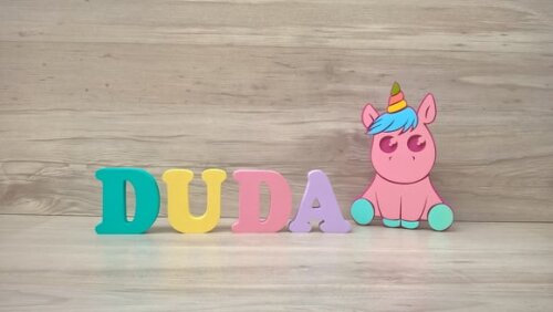 Unicórnio Bebê + Nome de Mesa em mdf