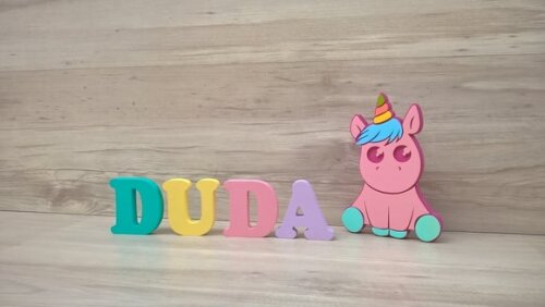Unicórnio Bebê + Nome de Mesa em mdf