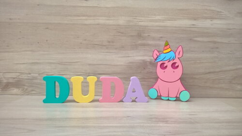 Unicórnio Bebê + Nome de Mesa em mdf