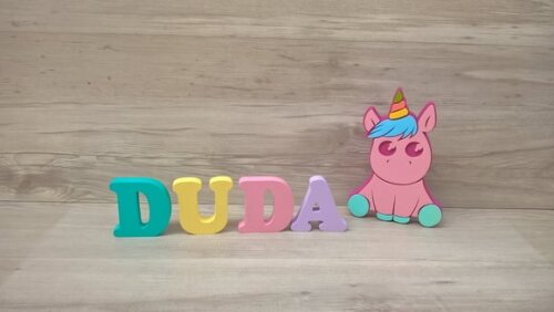 Unicórnio Bebê + Nome de Mesa em mdf