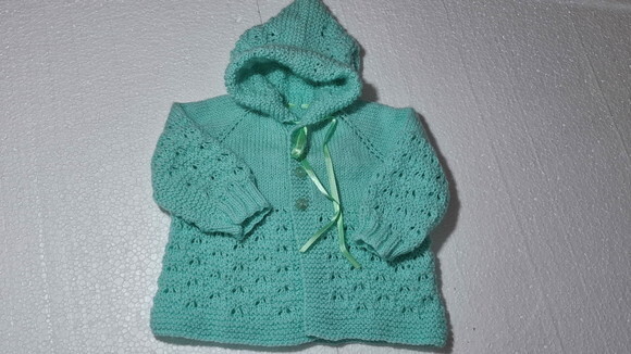 Casaquinho com Capuz em Tricô à Mão para Bebê