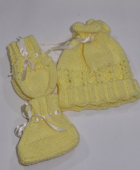 Conjuntinho Amarelo em Tricô - Gorrinho, Sapatinho e Luvinha