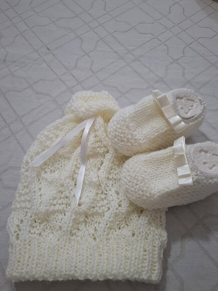 Conjuntinho Off White: Gorrinho e Sapatinho em Tricô