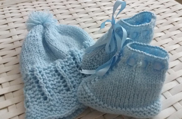 Conjunto Azul Claro em Tricô - Gorrinho, Sapatinho e Luvinha