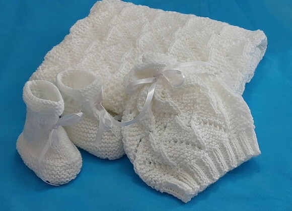 Conjunto em Tricô Bebê: Manta, Gorro, Sapatinho e Luvinha