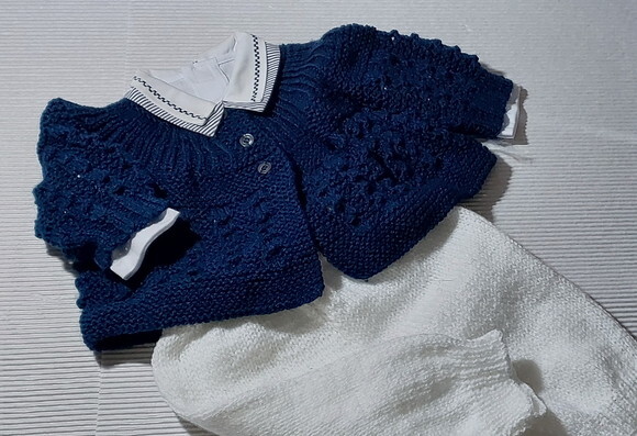 Conjunto Azul e Branco: Calça Comprida e Casaquinho em Tricô