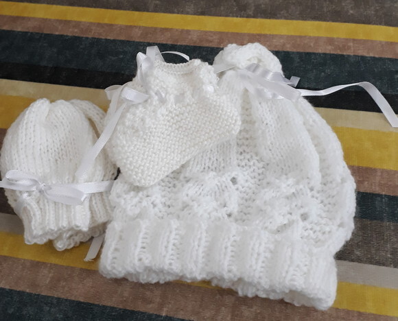 Conjunto Branco em Tricô - Gorrinho, Sapatinho e Luvinha