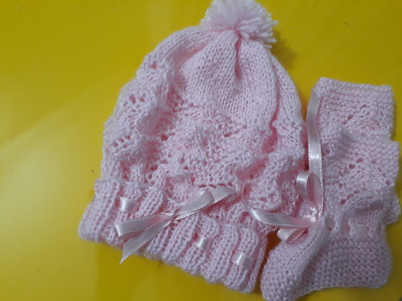 Gorrinho, Sapatinho e Luvinha: Conjuntinho Rosa em Tricô
