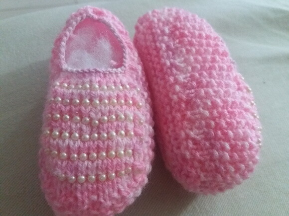 Sapatilha Bebê em Tricô Rosa com Pérola