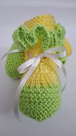 Sapatinho Verde e Amarelo em Tricô para Bebê