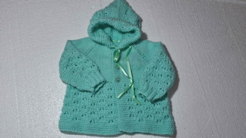 Casaquinho com Capuz em Tricô à Mão para Bebê