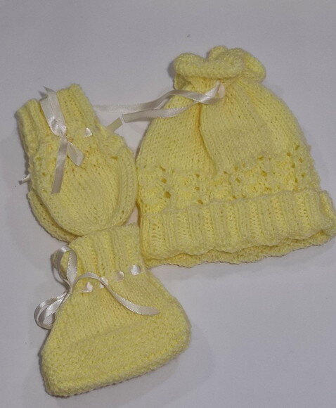 Conjuntinho Amarelo em Tricô - Gorrinho, Sapatinho e Luvinha