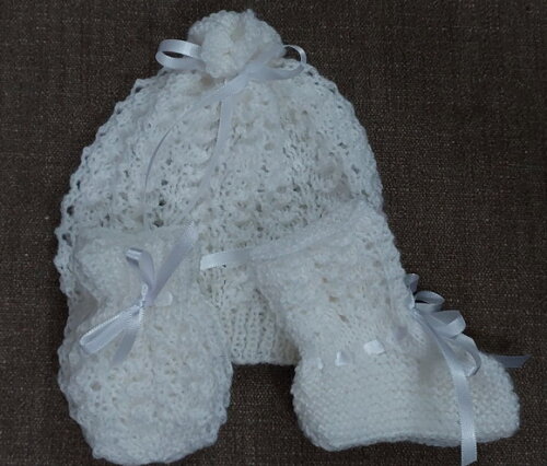 Conjunto em Tricô Bebê: Gorrinho, Sapatinho e Luvinha