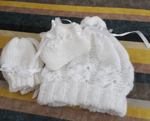 Conjunto Branco em Tricô - Gorrinho, Sapatinho e Luvinha