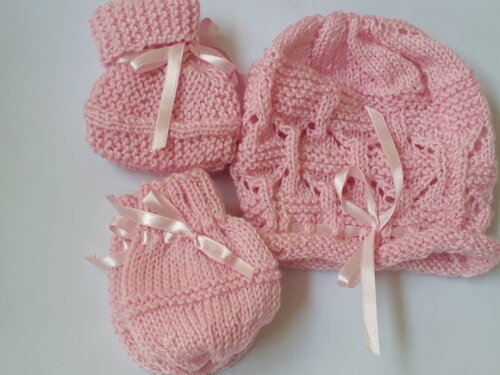 Conjunto Rosa em Tricô: Gorrinho, Sapatinho e Luvinha