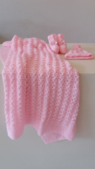Conjunto Tricô Bebê: Manta, Gorrinho Luvinha e Sapatinho
