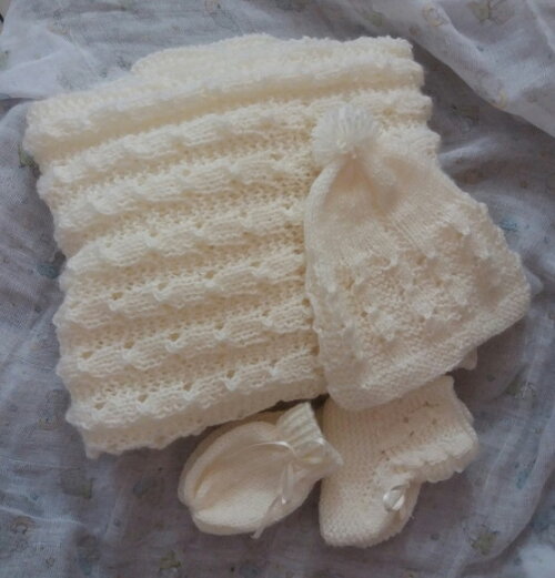 Conjunto Tricô Bebê: Manta, Gorrinho, Sapatinho e Luvinha: