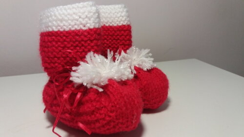 Sapatinho em Tricô Vermelho e Branco com Pompom