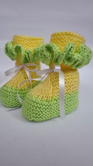 Sapatinho Verde e Amarelo em Tricô para Bebê