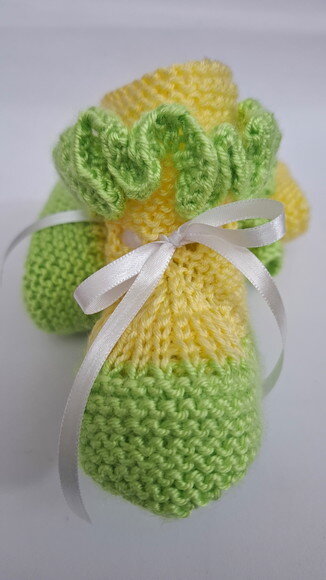Sapatinho Verde e Amarelo em Tricô para Bebê