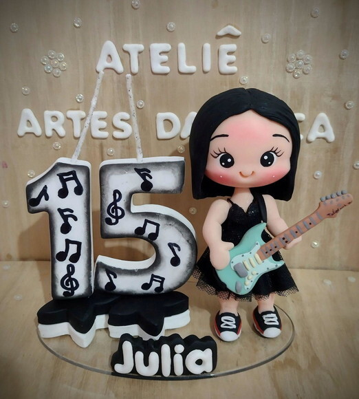Topo de Bolo Debutante com Guitarra