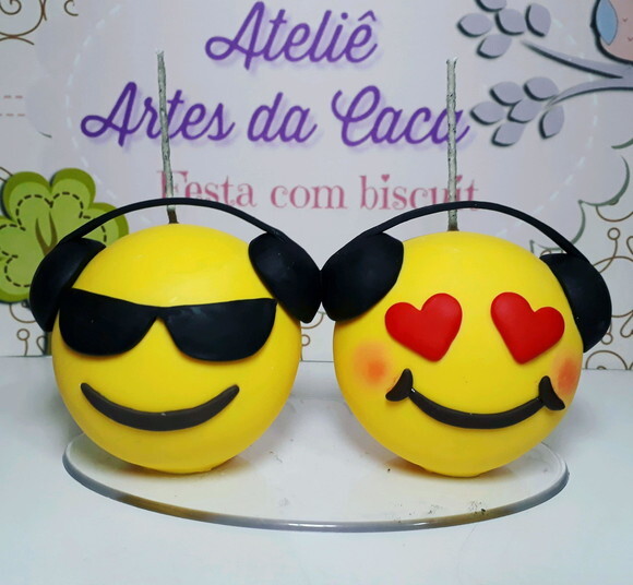 Topo de bolo em biscuit emojis com fone