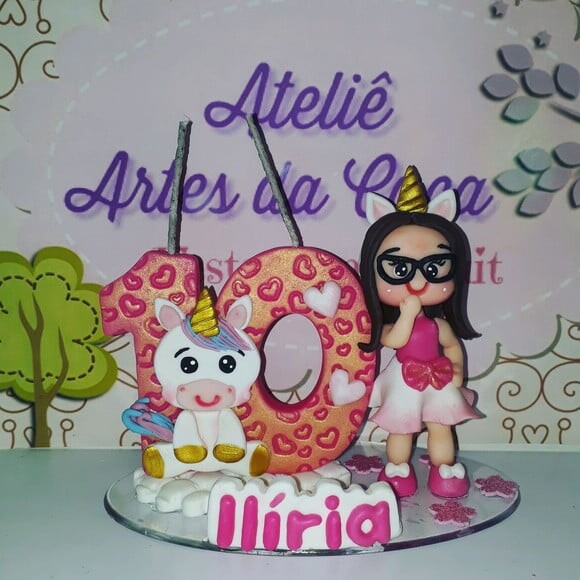 Topo de bolo em biscuit menininha e unicórnio