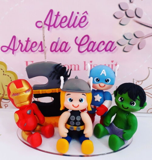 Topo de bolo biscuit heróis